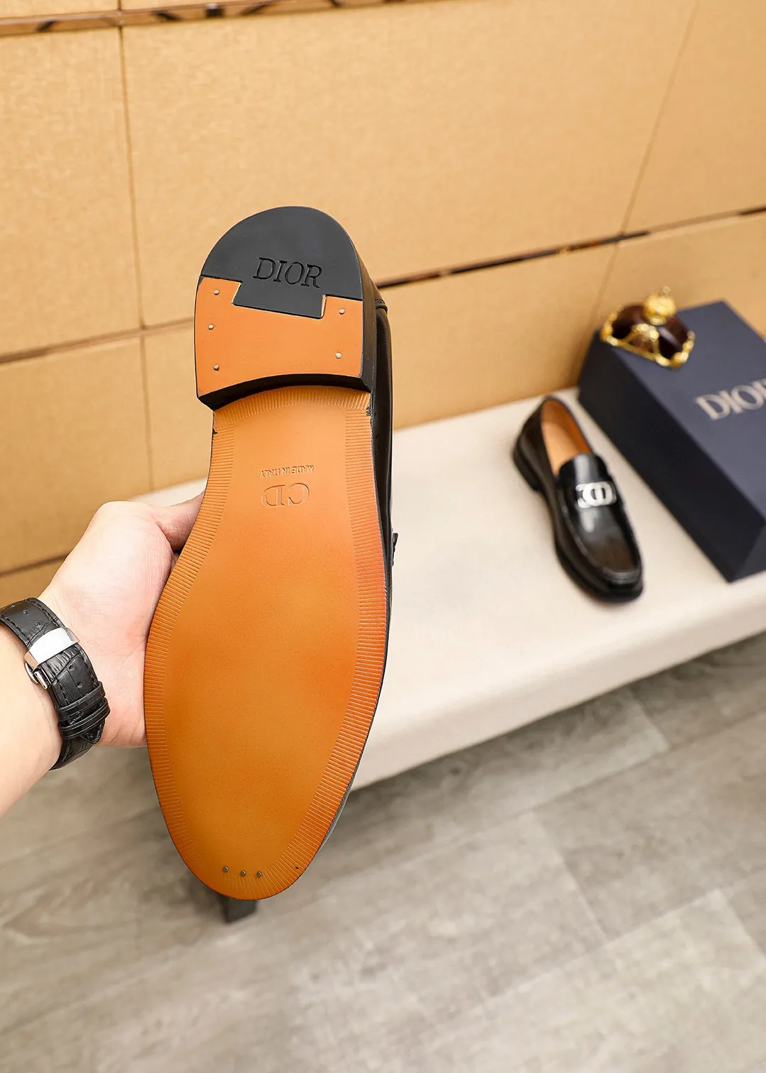 Men's shoes 💰480 💐 Product trademark: Dior "Dior" casual leather shoes Regular size: 39-44 (38.45.46🉑️Customized) Product materials: Selected Italian imported first-layer open-edge beaded cowhide leather upper + classic hardware buckle, imported water-dyed 🐂 cowhide lining. Strong three-dimensional visual effect, original outsole Color: 3⃣️colors available